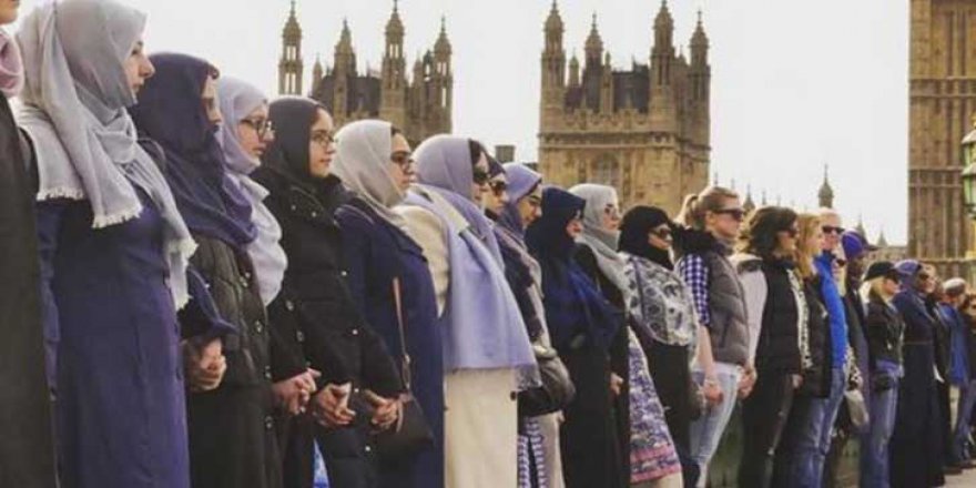 Müslüman kadınlardan teröre karşı zincir