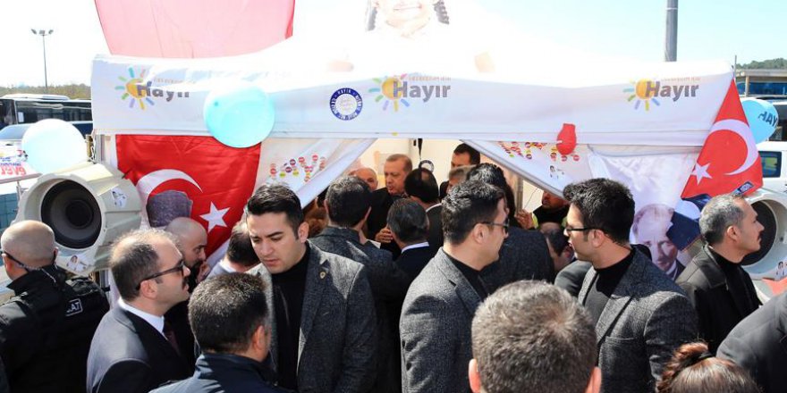 Erdoğan halk oylaması stantlarını ziyaret etti