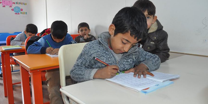 Suriyeli minikler Türkçe okuma yazma öğreniyor