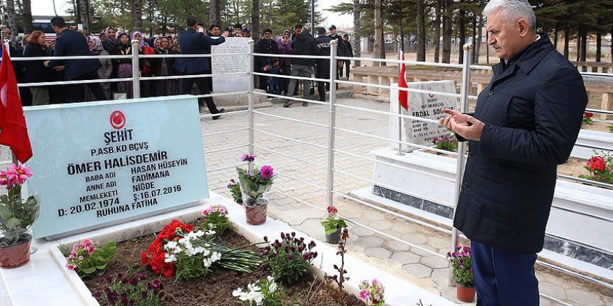 Yıldırım, Ömer Halisdemir'in kabrini ziyaret etti