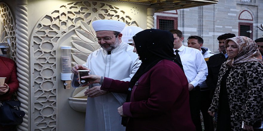 Görmez ve eşi avluda vatandaşlara çorba ve şerbet dağıttı
