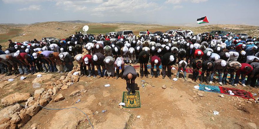 Cuma namazını Yahudilerin boşalttığı arazide kıldılar