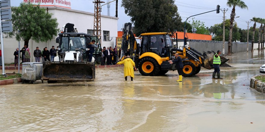 Mersin'de şiddetli yağış su taşkınlarına yol açtı