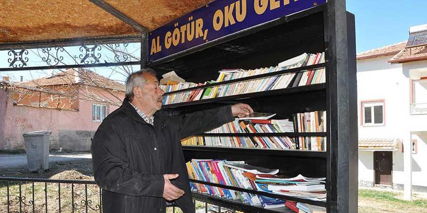 Kapısı da yok görevlisi de: Sokak kütüphanesi hizmette