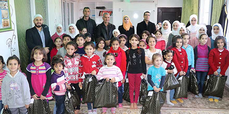 Düğüne harcayacakları para ile yetimleri giydirdiler