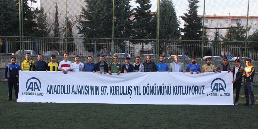 Polis ve gazetecilerden 'Anadolu Ajansı 97. yılını kutluyor' pankartı