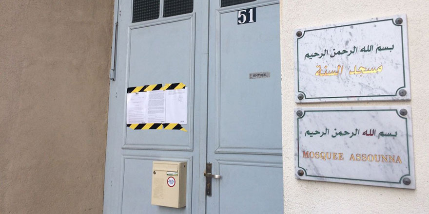 Fransa bir broşürü bahane ederek cami kapattı