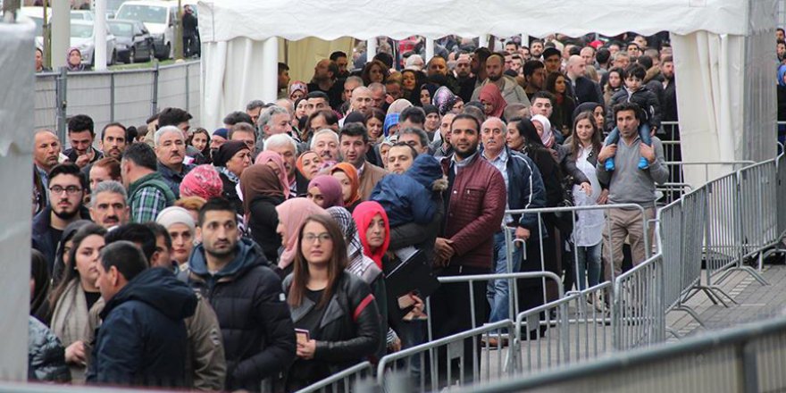 Hollanda'da halk oylamasına yoğun ilgi