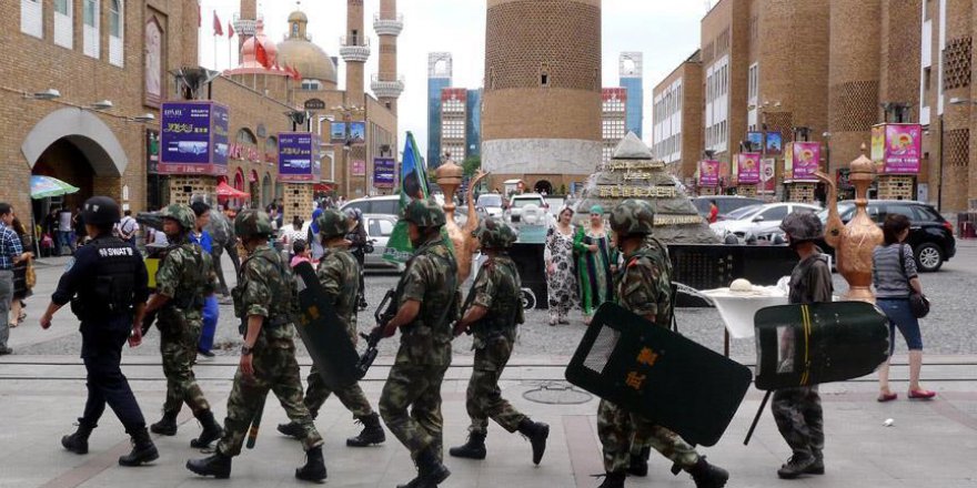 Çin'de Müslümanların yanında sigara içmeyen memura ceza