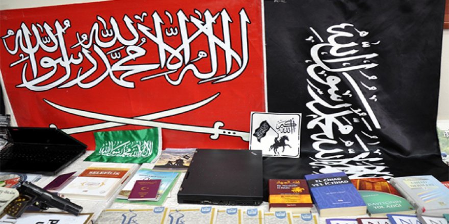 DEAŞ'lıların evinden FETÖ kitapları çıktı