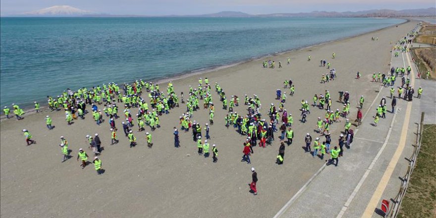 Edremit'te 15 bin öğrenci çöp topladı