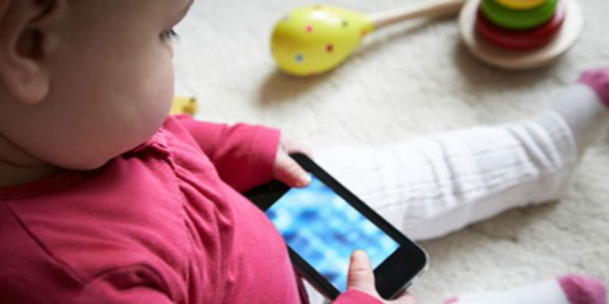 Dokunmatik ekranlarla oynayan çocukların uykusu bozuluyor