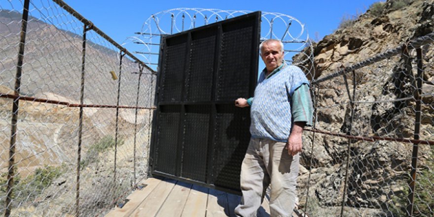 Kapılı asma köprü görenleri şaşırtıyor