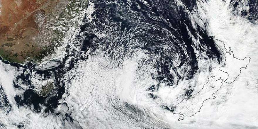 Kasırga estirildi ağaçlar devrildi 15 bin kişi elektriksiz kaldı