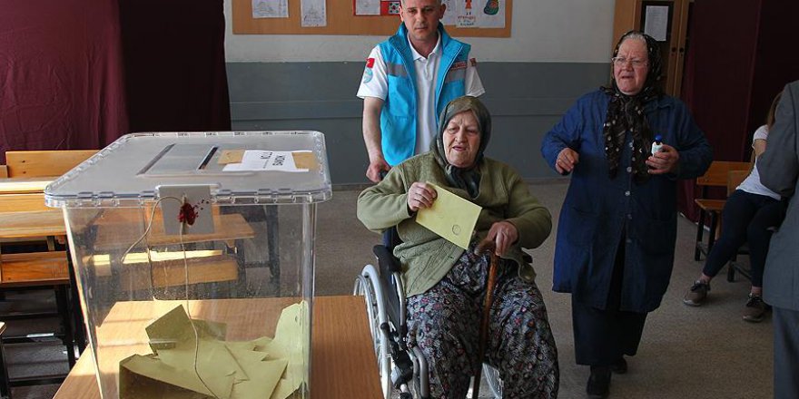 Hasta ve yaşlı vatandaşlar sağlık ekiplerinin yardımıyla sandığa gitti