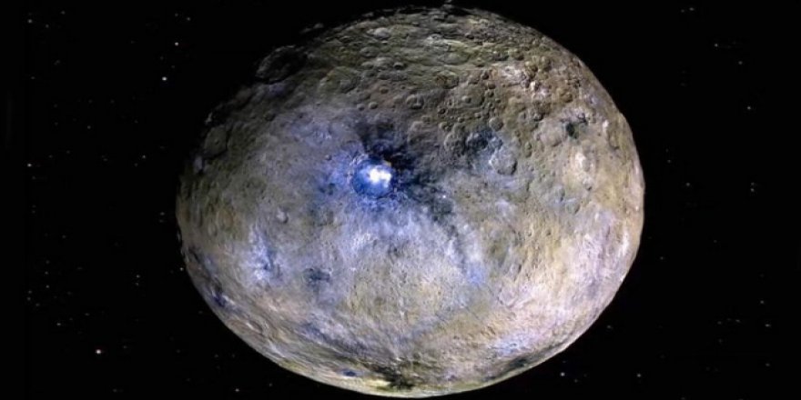 Cüce Gezegen'de buz olabilir!