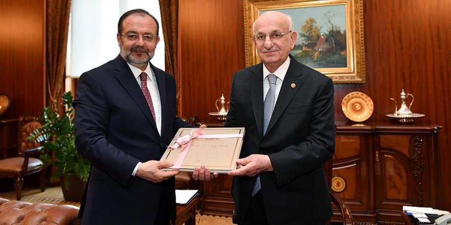 Görmez, 'Kırk Hadis' kitabını TBMM Başkanı Karaman'a takdim etti