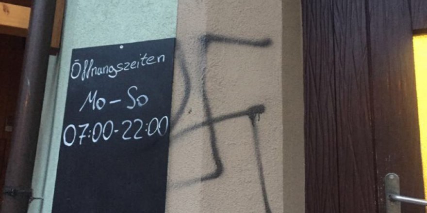 Irkçılar şimdi de Cami Derneği'ne saldırdı