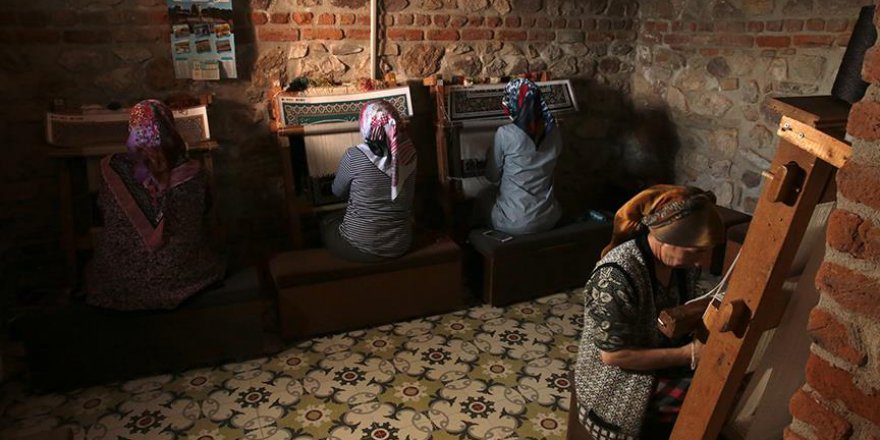 Tarihi Hereke halısını ilmek ilmek işliyor