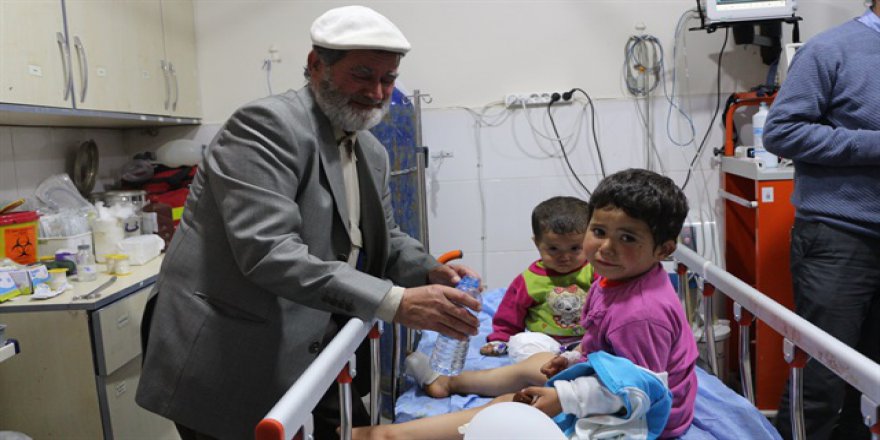 Suriye'de yaralanan aile Türkiye'ye sığındı