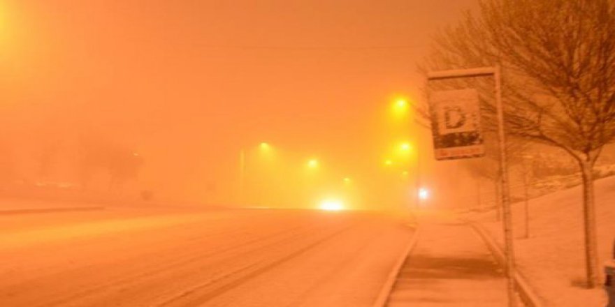 Eskişehir'de kar yağışı yolları kapattı