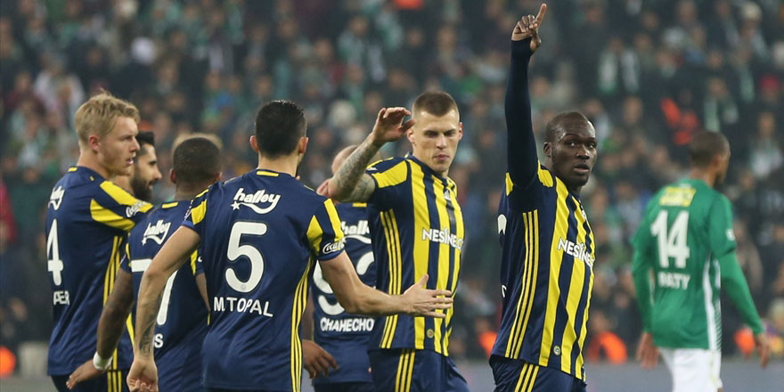 Fenerbahçe Galatasaray'ı yendi futbolcu şükür namazına gitti