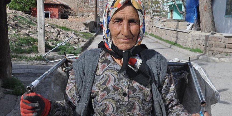 12 saat çöp topluyor: Ekmeğim olmazsa Allah'a şükreder yatarım
