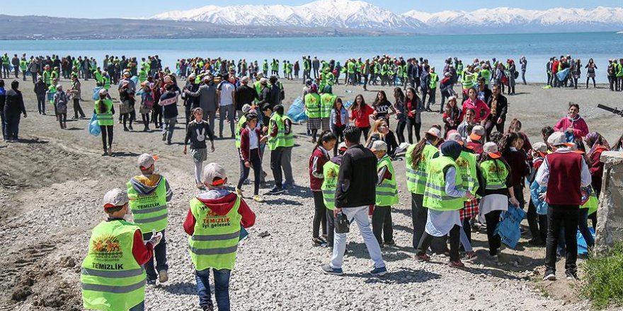 Van'da 3 bin öğrenci çöp topladı