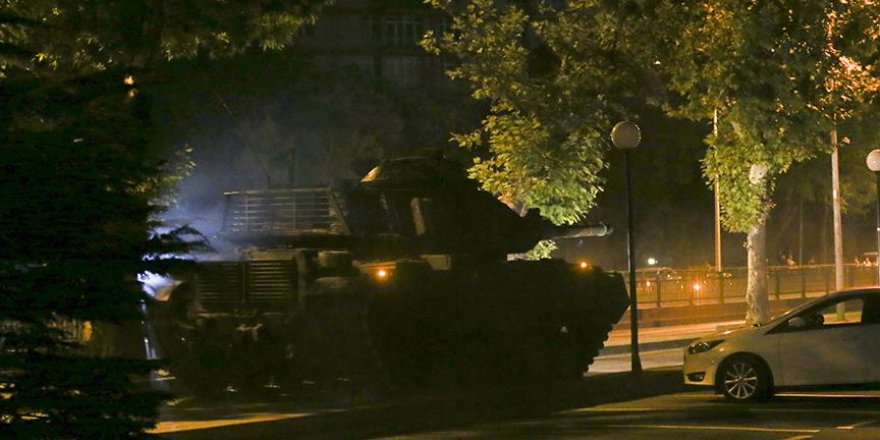 Bir yaşındaki bebeğiyle önüne geçtiği tankı durdurdu