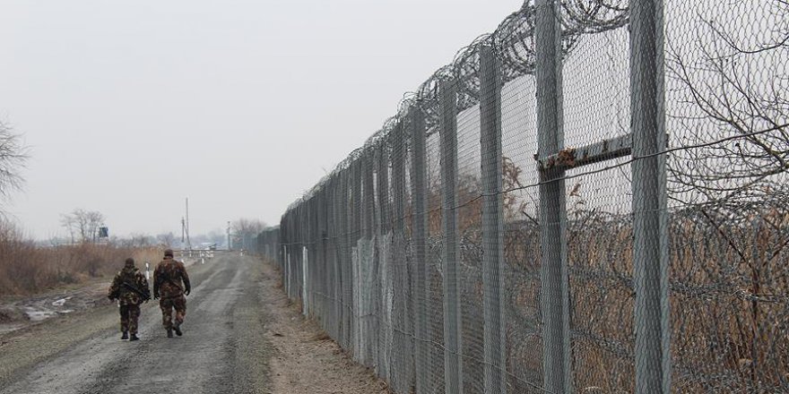 Macaristan Sırbistan sınırına ikinci tel örgüyü çekti