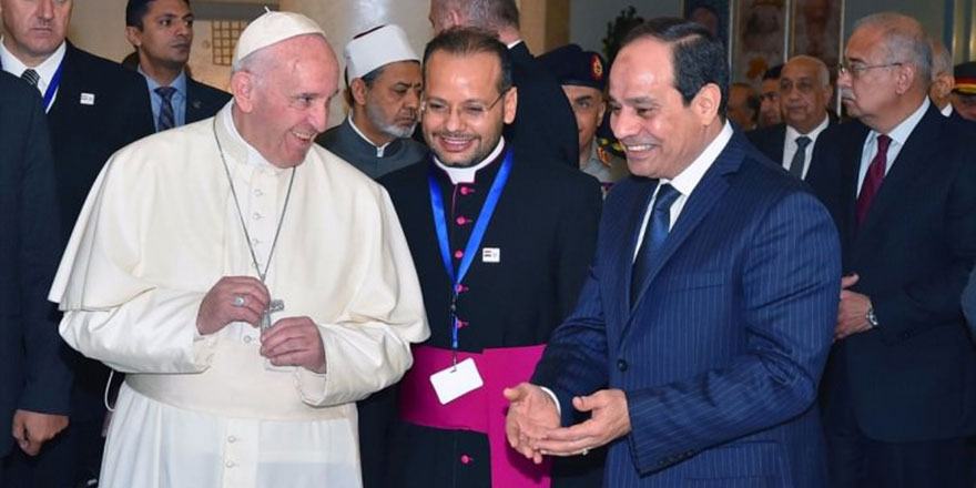 Papa ile darbeci Sisi arasından su sızmıyor!