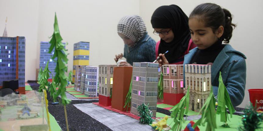 Minikler Suriyeliler memleket hasretini inşa etti