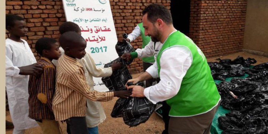 İHH Sudan'da yetimleri sevindirdi