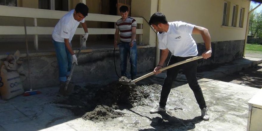 Üniversiteliler köy okulunu tamir etti