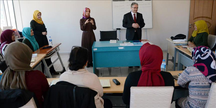 Kendisi engelli değil: İşaret diliyle Kur'an öğretiyor