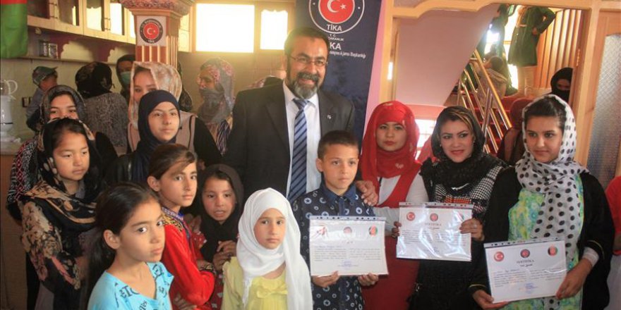 Afganistan'da Türkçe kursunu bitiren talebeler sertifikalarını aldı