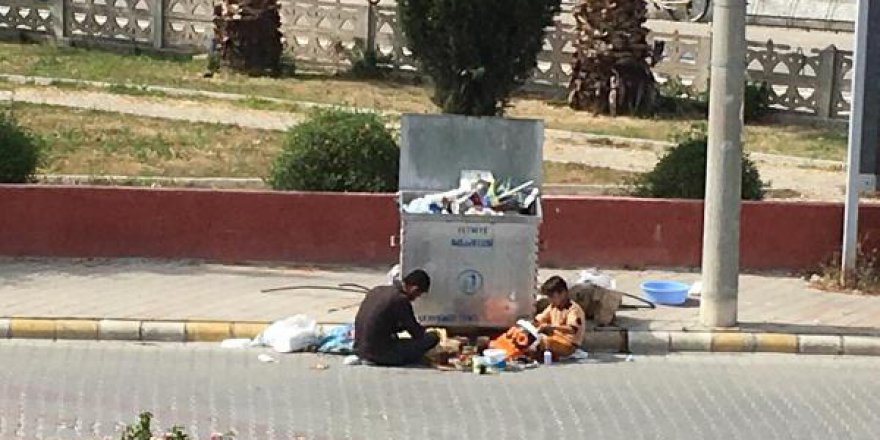 Çöpün önündeki Suriyeliler'in fotoğrafı gündem oldu