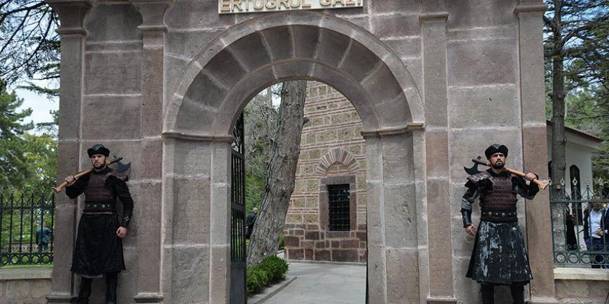 Askerler Ertuğrul Gazi Türbesi'nde saygı nöbetinde