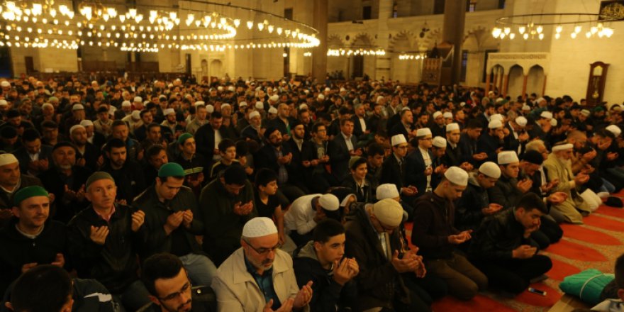 İki bin genç sabah namazında cemaatle buluştu