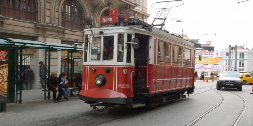 Taksim-Tünel tramvayı için raylar döşeniyor