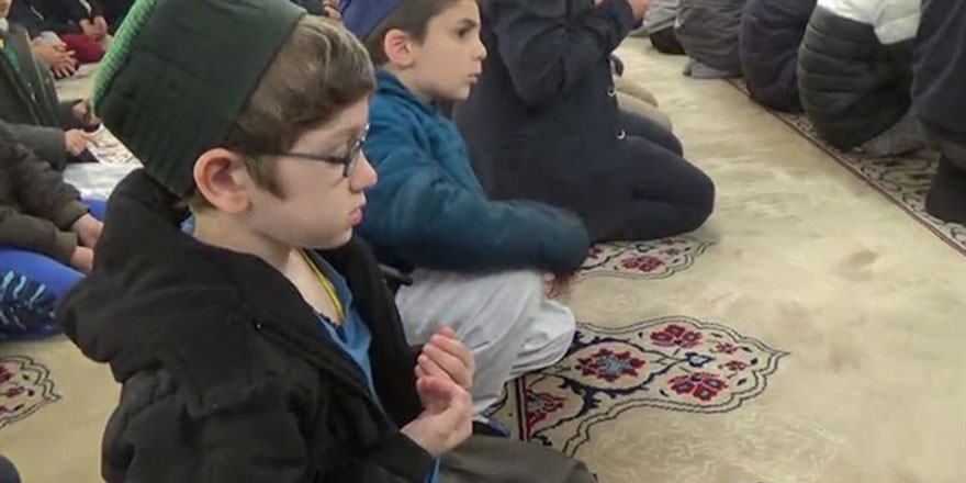 Sabah namazına giden çocuklara bisiklet hediye