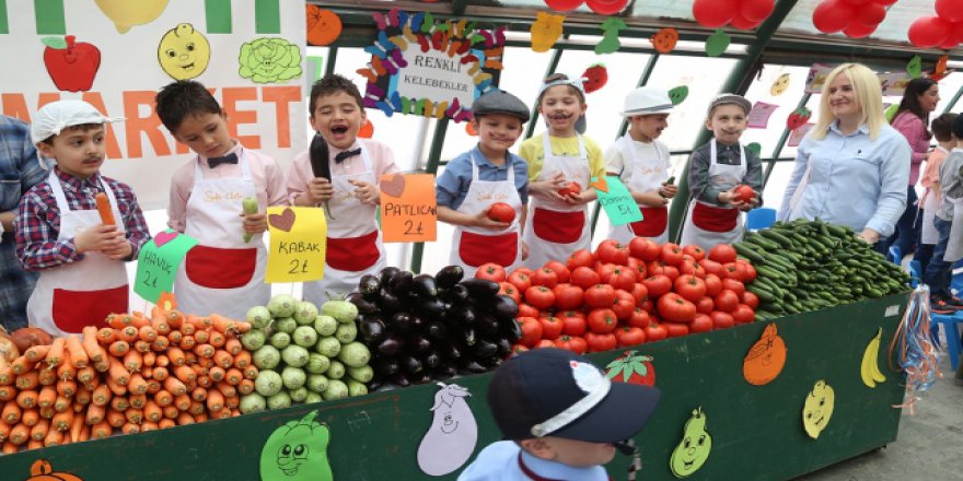 Minik öğrenciler 'pazarcı' oldu