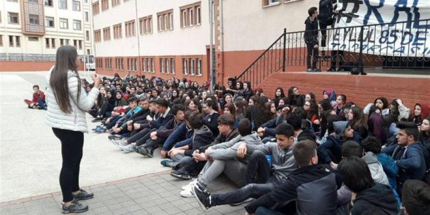 Okullarının kapatılmaması için oturma eylemi yaptılar
