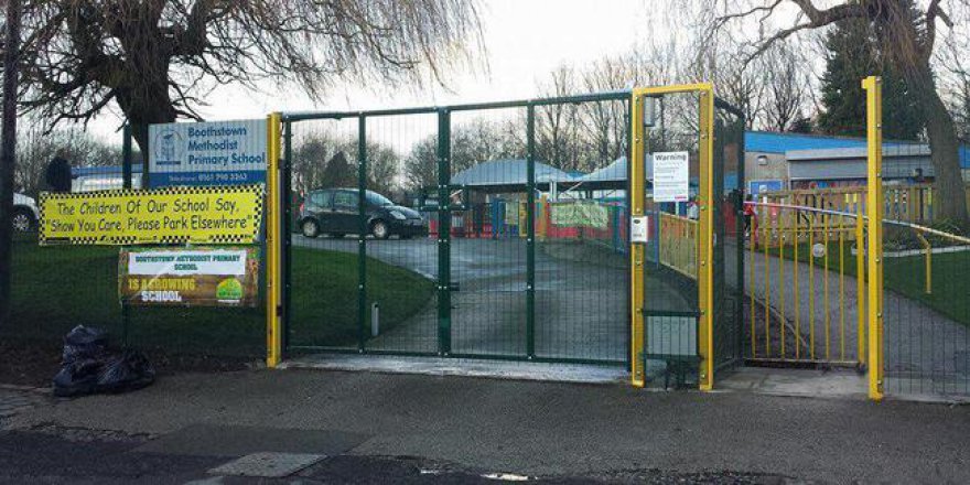 Okul müdürü verdiği ödevlerle övgü topluyor