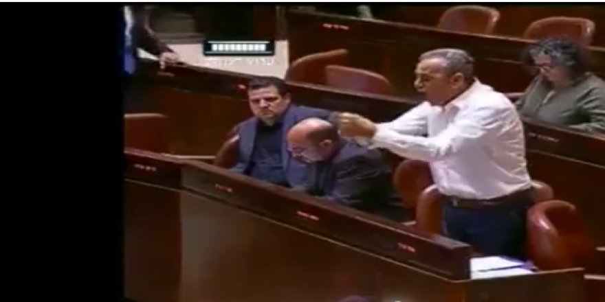 Filistinli Arap vekil İsrail meclisinde yasa tasarısını parçaladı