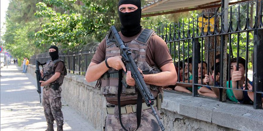 Okulların çevresindeki denetimlerde aranan 253 kişi gözaltına alındı