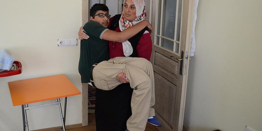 Ömrümün yettiği kadar oğlumu sırtımda taşırım yeter ki o okusun