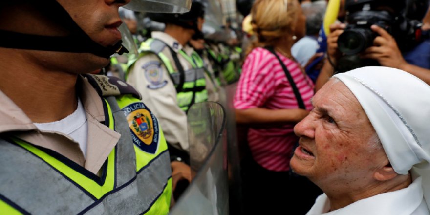 Venezuela'da yaşlılar sokağa döküldü