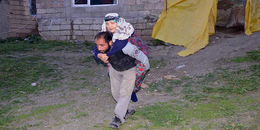 Yatağa bağımlı annesini sırtında taşıyor