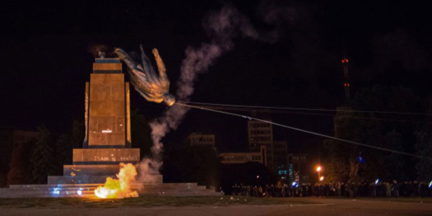 Son Lenin heykeli ile birlikte toplam üç bin heykeli yıktılar